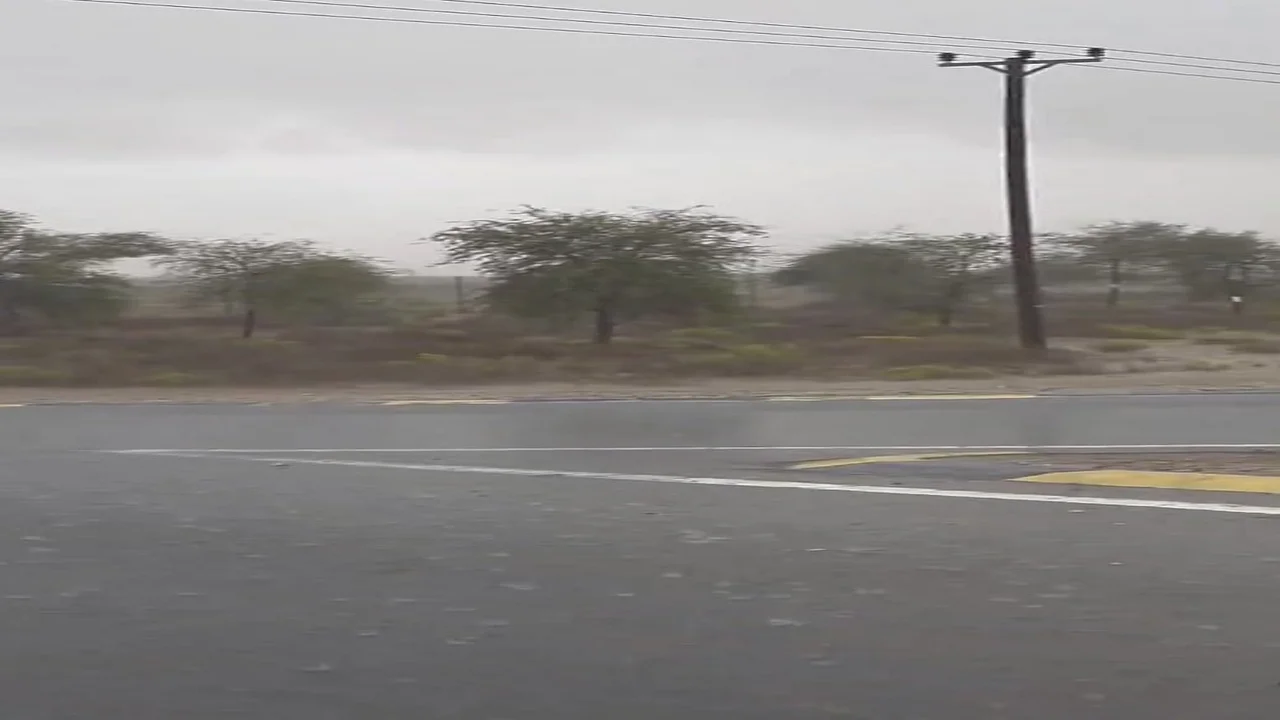 تقلبات جوية حادة وأمطار غزيرة تجتاح مدينتي أبوظبي ودبي في الإمارات